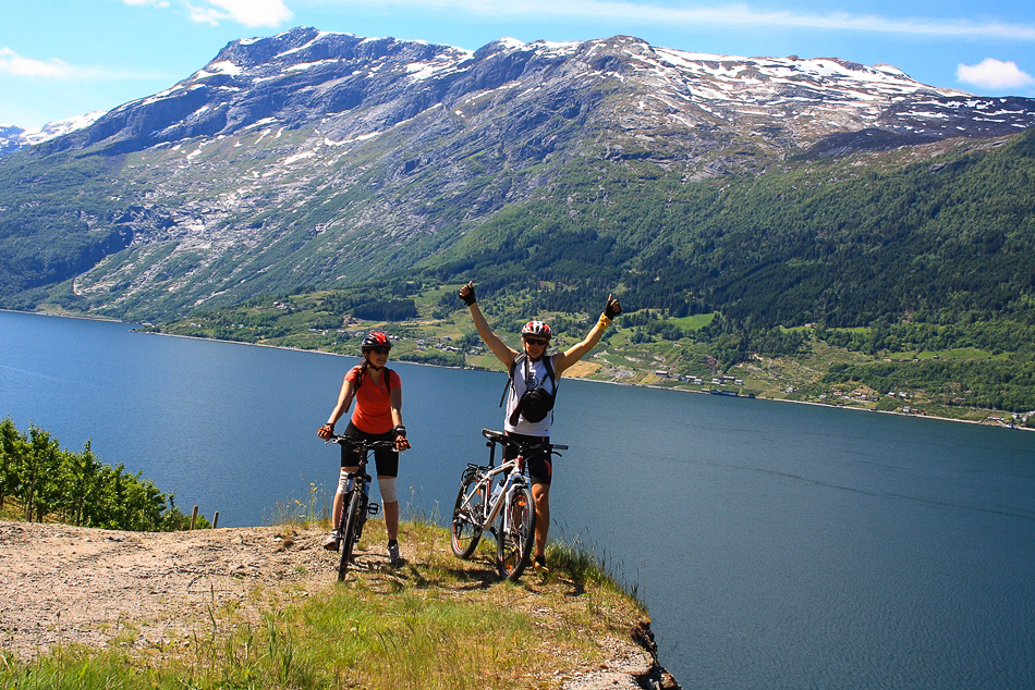 Syklister på tur langs norske stier